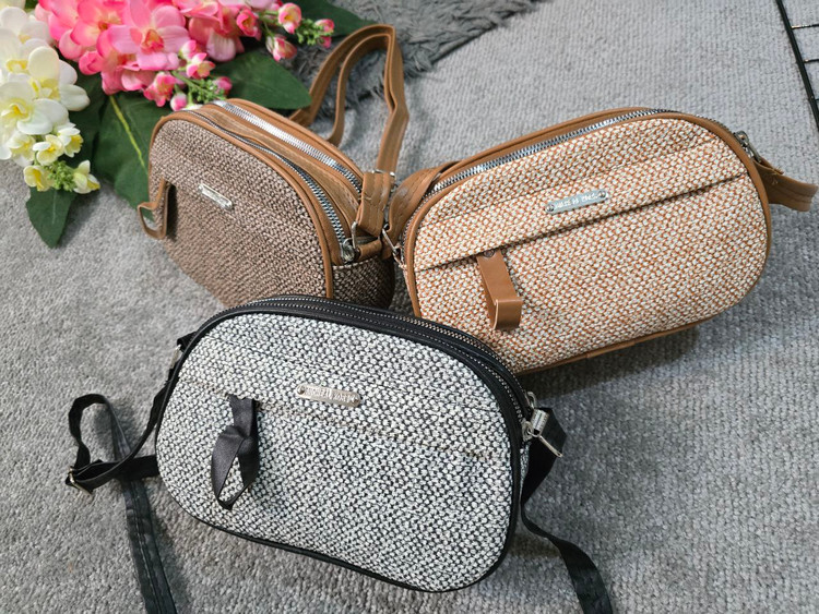 : کیف آیدا ❣جنس : چرم طرح کنف ❣رنگ بندی : نسکافه ای, مشکی, ❣سایز ها : 22*15