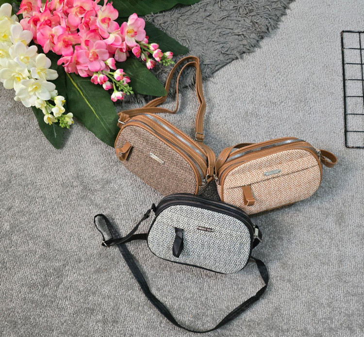 : کیف آیدا ❣جنس : چرم طرح کنف ❣رنگ بندی : نسکافه ای, مشکی, ❣سایز ها : 22*15