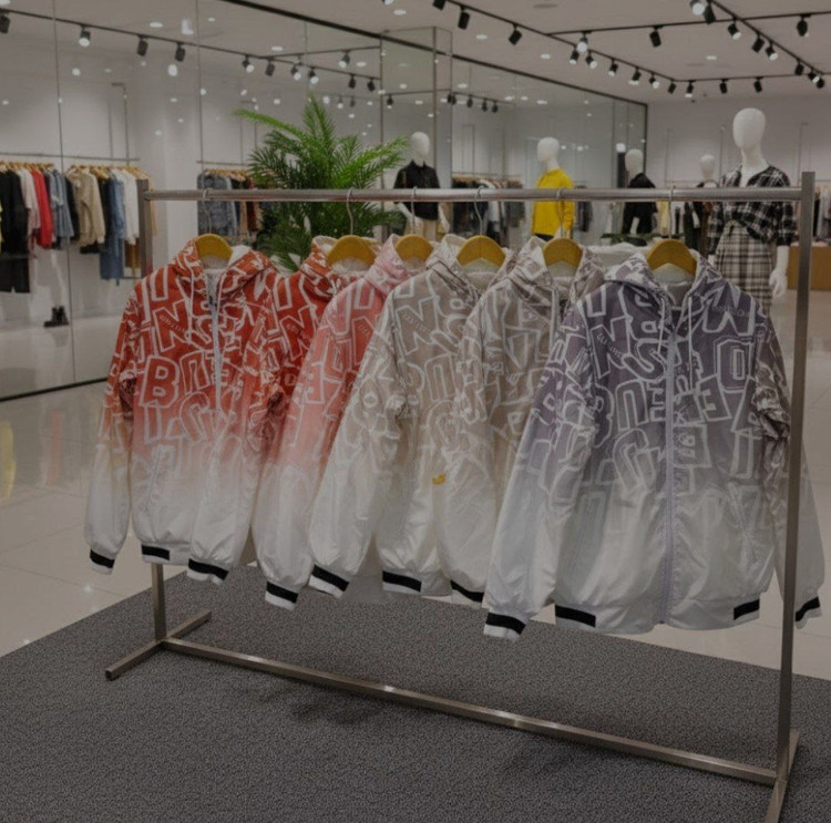 🖋نام : کاپشن مردانه ستار چاپی 👚جنس : مموری چاپی داخل خز 🌈 زرد , قرمز , کرم , خاکستری , دودی , خردلی , سایزها : L , xl , xxl ,