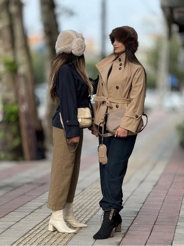 ترنچ کت برشکا جنس : سانتانا گرم بالا مشکی , سبز , سورمعی , نسکافعی , فری سایز زنانه
