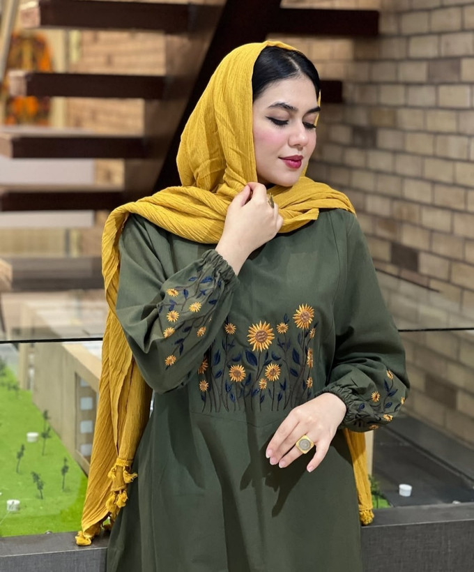 کفتان گلدوزی اروشا پاییزه جنس : مخمل کبریتی و گلدوزی دونه اناری, سبزیشمی تیره, سرمه ای, طوسی, کرم نسکافه ای, شکی, موکا