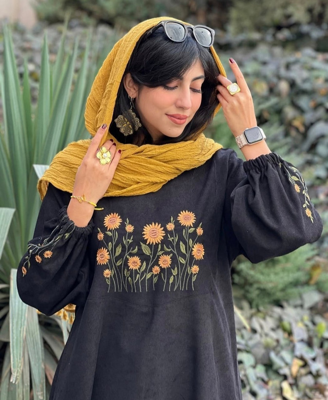 کفتان گلدوزی اروشا پاییزه جنس : مخمل کبریتی و گلدوزی دونه اناری, سبزیشمی تیره, سرمه ای, طوسی, کرم نسکافه ای, شکی, موکا