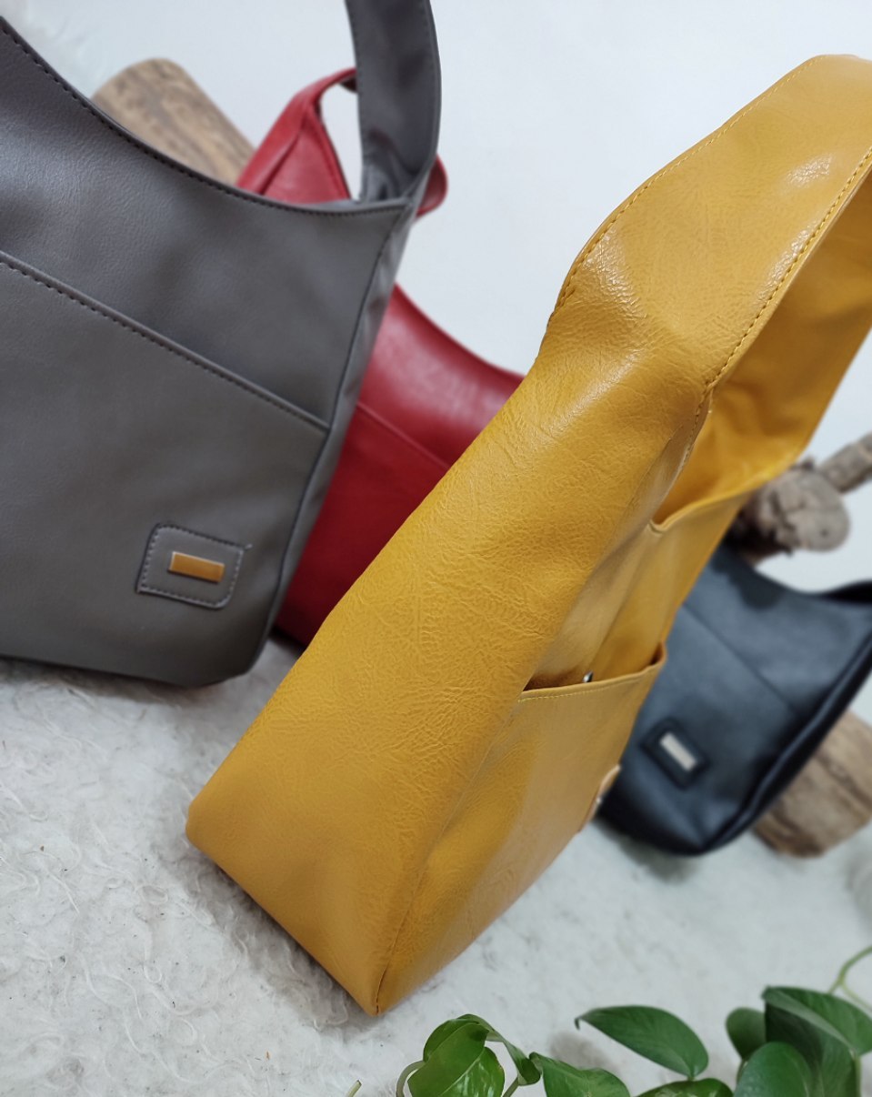 کیف اسپرت مدل لونا ✔️جنس چرم خارجی درجه یک جنس استر ساتن خارجی خردلی - طوسی - قرمز - مشکی زنانه
