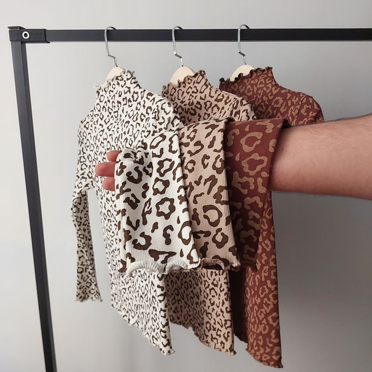 بلیز پلنگی ژور دوزی جنس : فانریپ پنبه سوپر کبریتی درجه یک و اعلاء : کرم - قهوه ای - سفید فری سایز زنانه