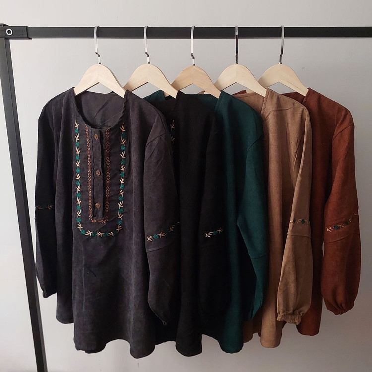 تونیک گلدوزی جنس : مخمل ریز وارداتی درجه یک و اعلاء مشکی - طوسی تیره - قهوه ای روشن - کرم - سبز - فری سایز زنانه