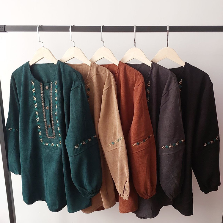 تونیک گلدوزی جنس : مخمل ریز وارداتی درجه یک و اعلاء مشکی - طوسی تیره - قهوه ای روشن - کرم - سبز - فری سایز زنانه
