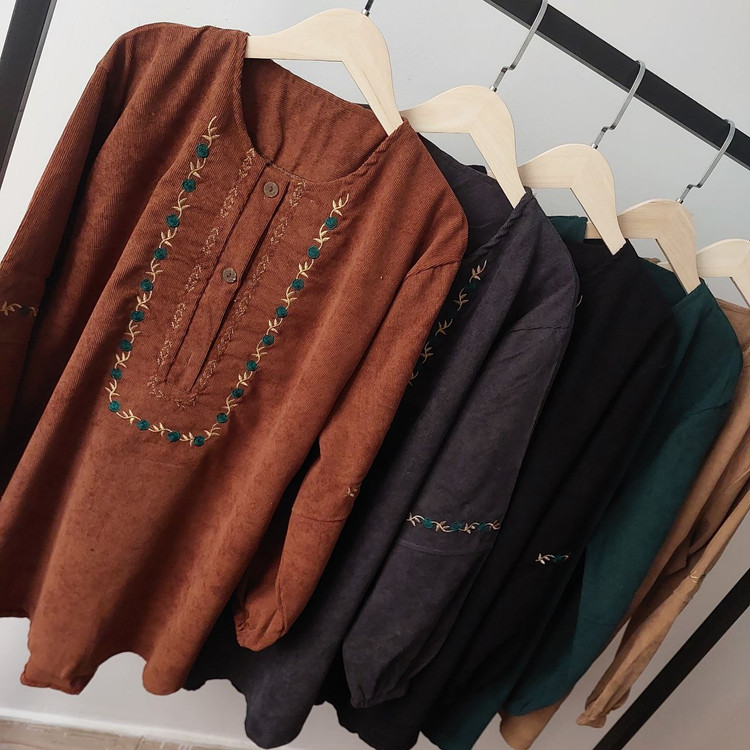 تونیک گلدوزی جنس : مخمل ریز وارداتی درجه یک و اعلاء مشکی - طوسی تیره - قهوه ای روشن - کرم - سبز - فری سایز زنانه