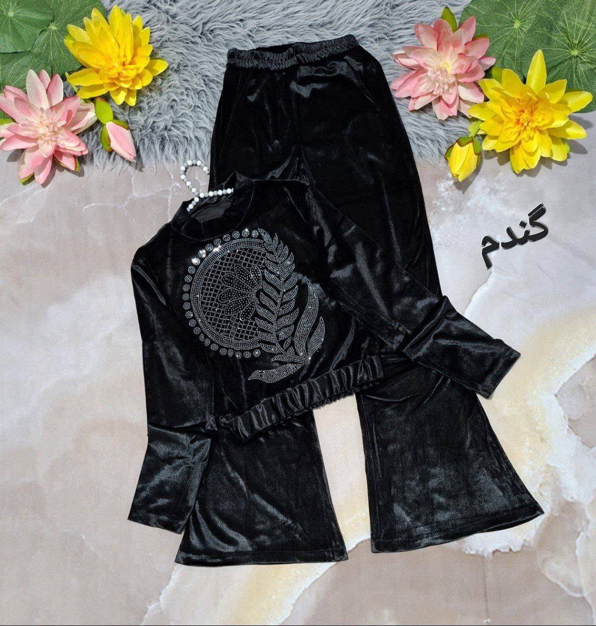 ست کراپ وشلوار دمپا جنس : مخمل آینه ای  گندمی - ورساچه - پروانه - فری سایز زنانه