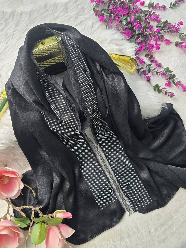 شال السا لب دانتل جنس : کوپرا لب نگین و دانتل مشکی, سرمه, کرم, سبز سدری, سبز کله غازی, سفید وانیلی فری سایز زنانه